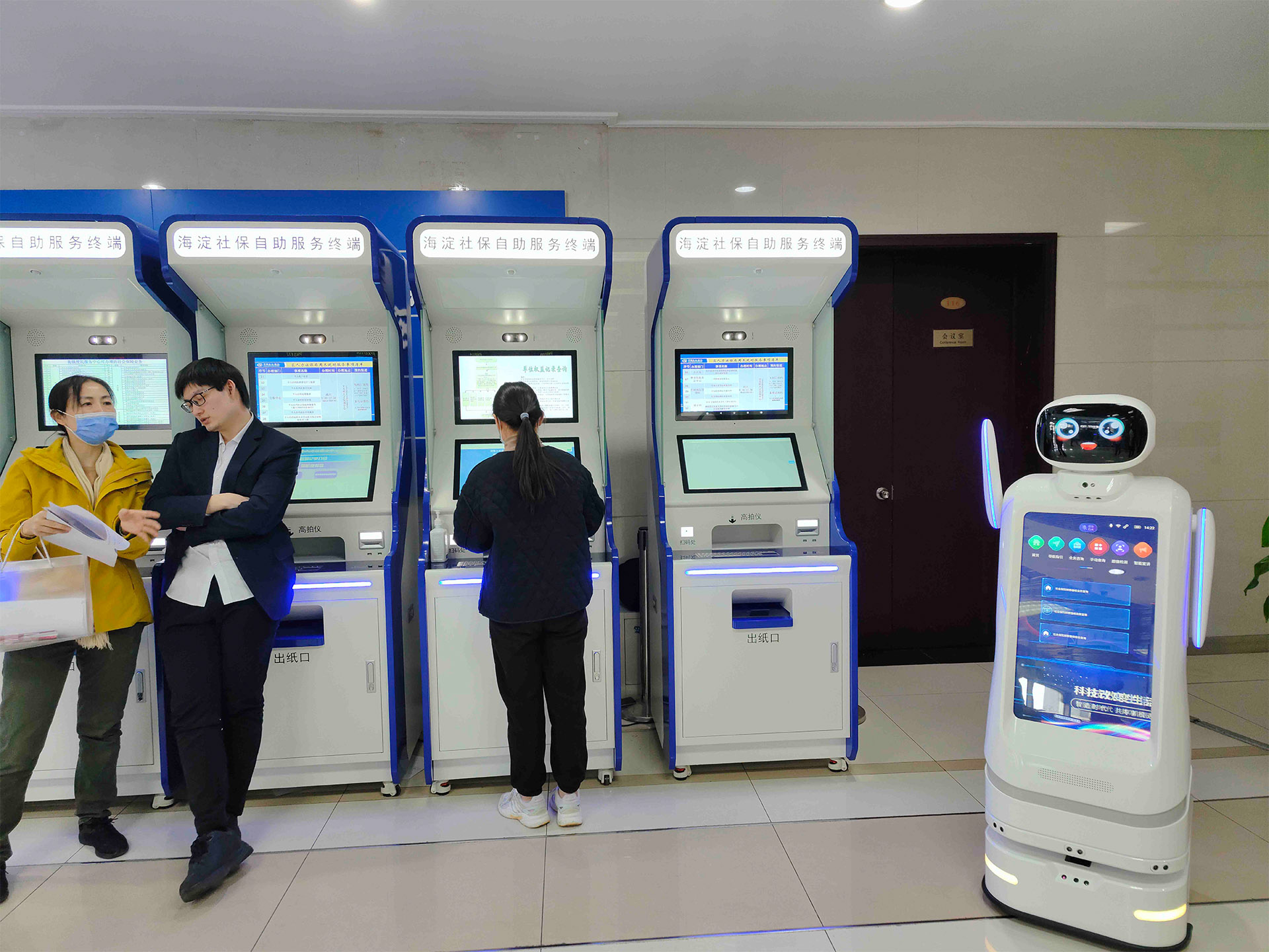 银行里的新员工:迎宾讲解机器人如何改变金融服务体验